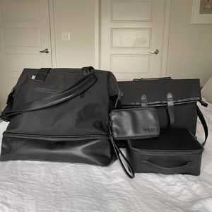 BEIS travel set in black